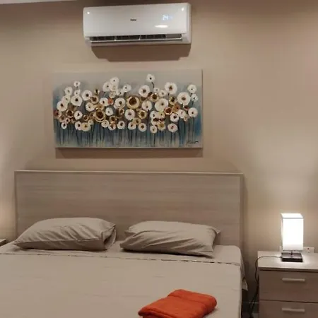 Wileg 4b Luxury Two Bedroom With Shared Swimming Pool.