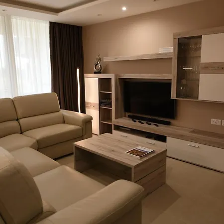 Wileg 4b Luxury Two Bedroom With Shared Swimming Pool. * Qala