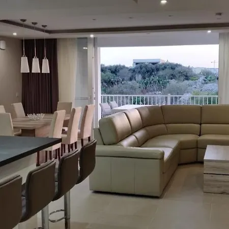 Wileg 4b Luxury Two Bedroom With Shared Swimming Pool. * Qala