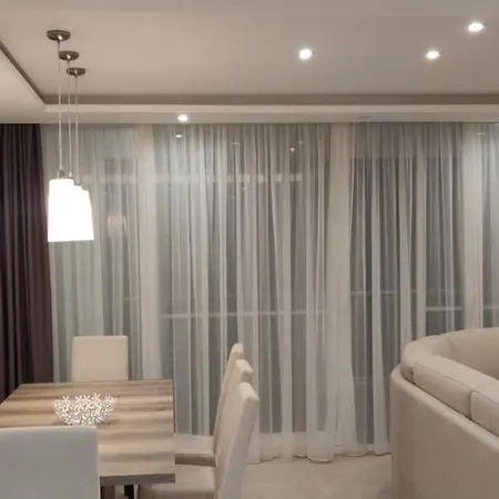 Wileg 4b Luxury Two Bedroom With Shared Swimming Pool.